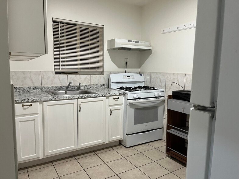 Building Photo - 4105 W 103rd St