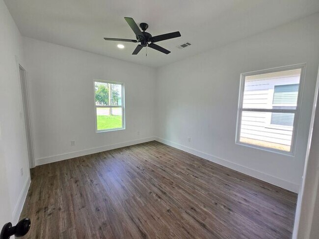 Building Photo - Stunning New Build