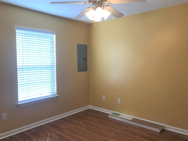 Building Photo - 200 Sunview Dr