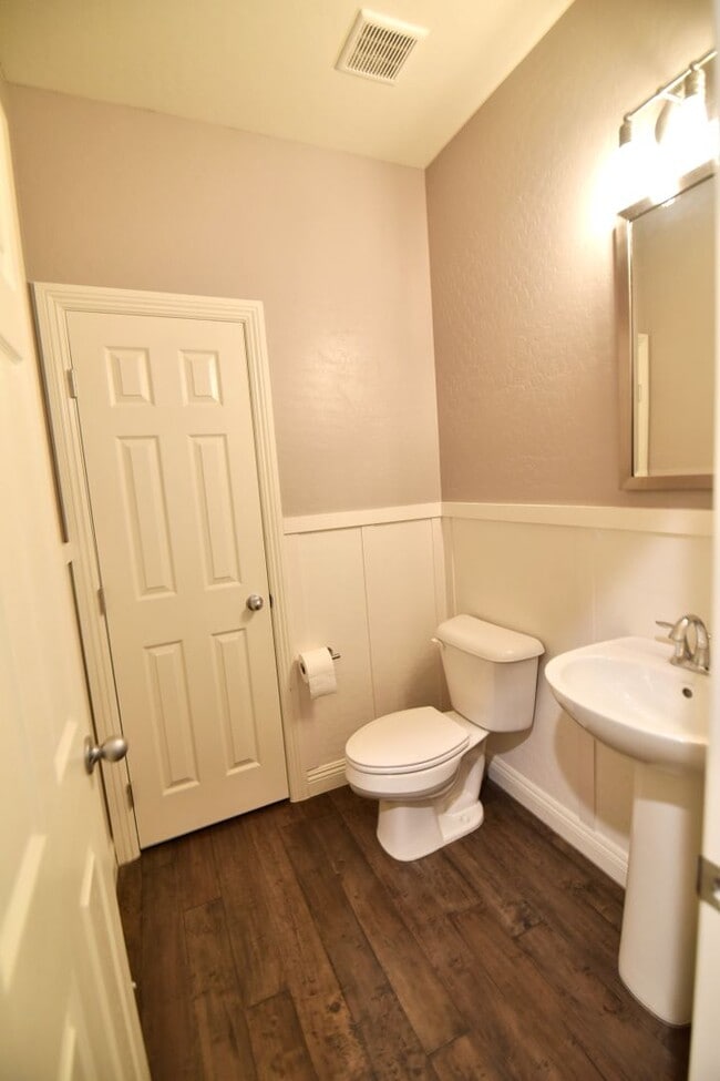 Building Photo - Gorgeous 3bed / 2.5bath home located in Tuscany!