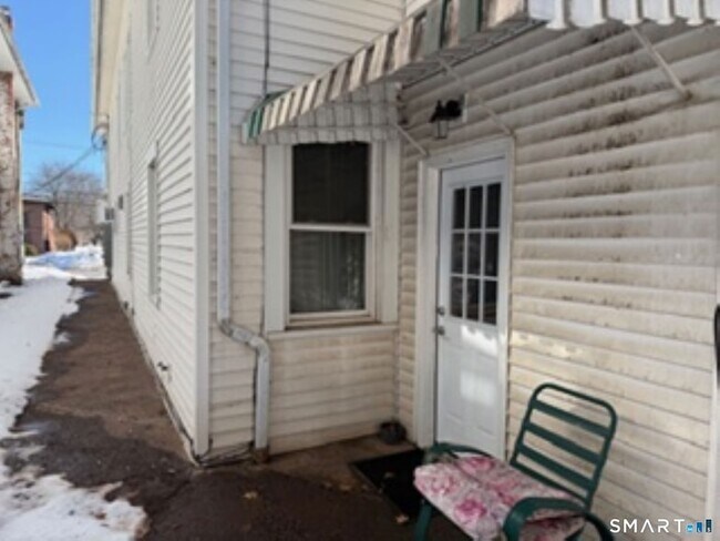 Building Photo - 252 Main St