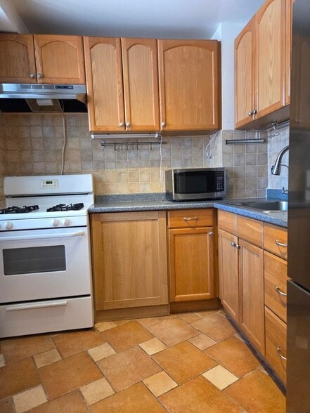 Building Photo - 61-25 97th St