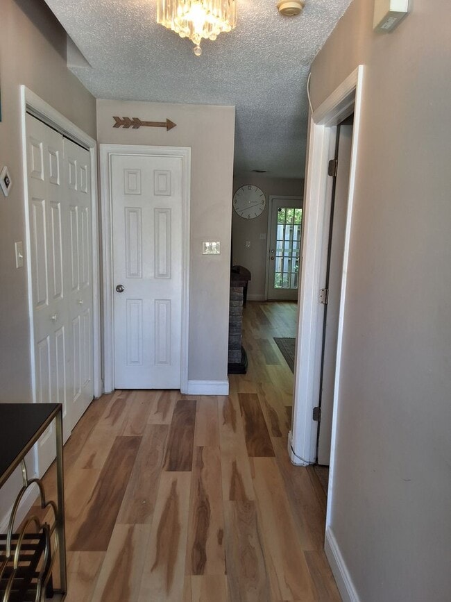 Building Photo - Knoxville 37912 - Short Term Lease with Utilities Included up to $200 per month -  2 bedroom, 2 b...