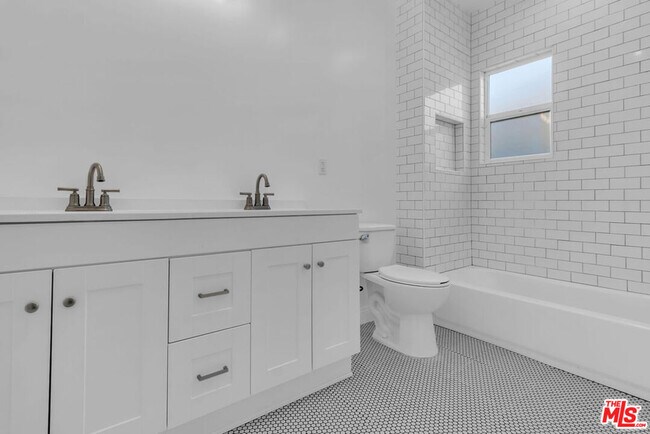Building Photo - 261 W 43rd Pl