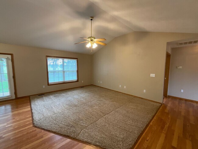 Building Photo - Beautiful Home on Private Setting