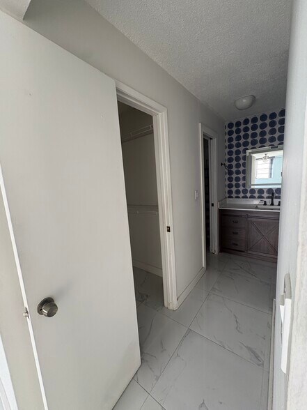 Building Photo - 8889 Fontainebleau Blvd