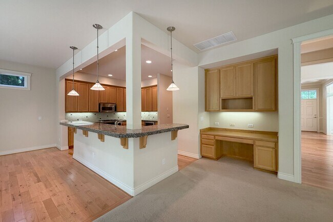 Building Photo - 3Bd/2.5Ba Redmond Home