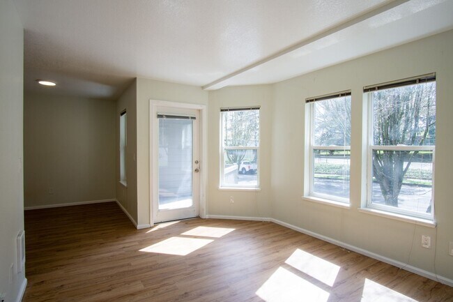 Building Photo - Beautiful & Spacious 2 Bed 2 Bath by Lair Hill Park!