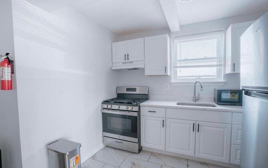 Building Photo - 32 Varnum St NE