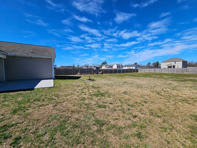 Building Photo - Spacious 3 Bedroom 2 Bathroom Home on Half...