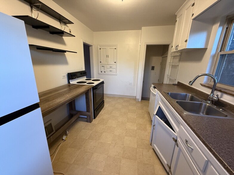 Kitchen - 3648 Ames St