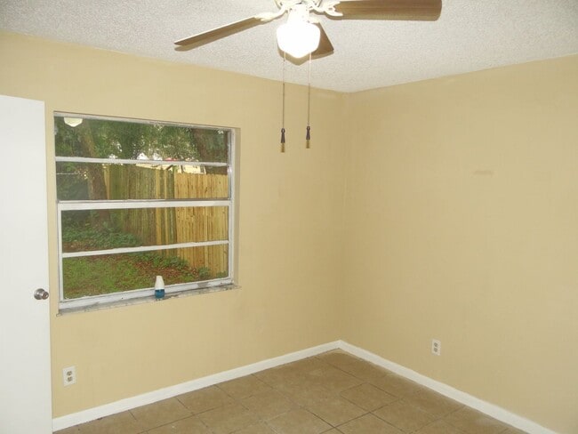 Building Photo - 2/1 rental on a quiet street - $250 off 1st month rent
