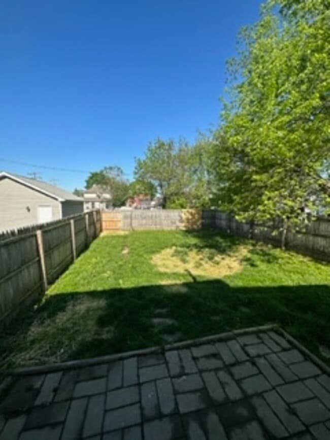 Building Photo - 2 Bedroom Home with Fenced in Backyard!