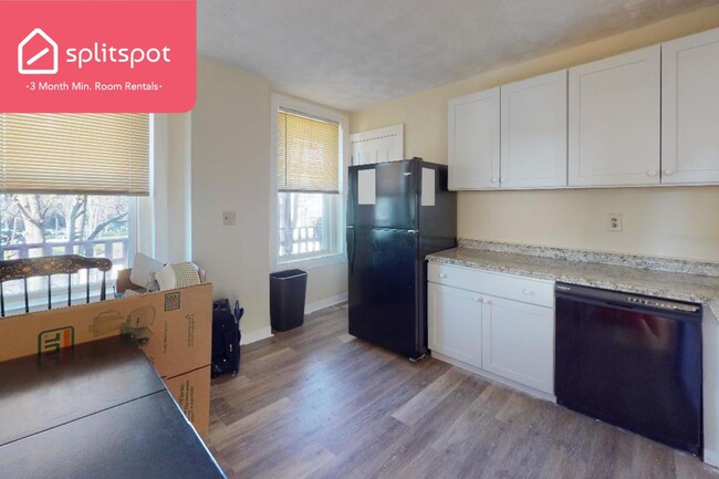 Building Photo - Private room in 3 bedroom Roxbury Apartmen...