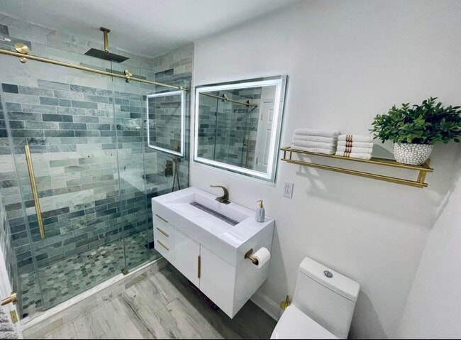 Building Photo - 952 E Old Willow Rd