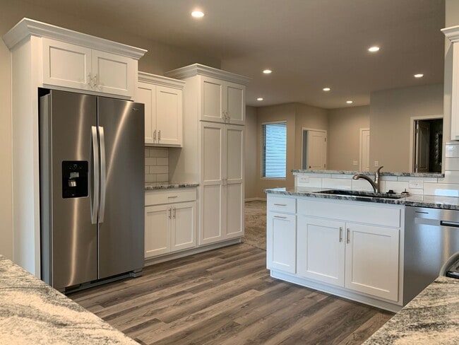 Building Photo - Zero entry ranch townhome with 2 stall garage. Spacious 2 bedrooms with walk in closets, 2.5 bath...