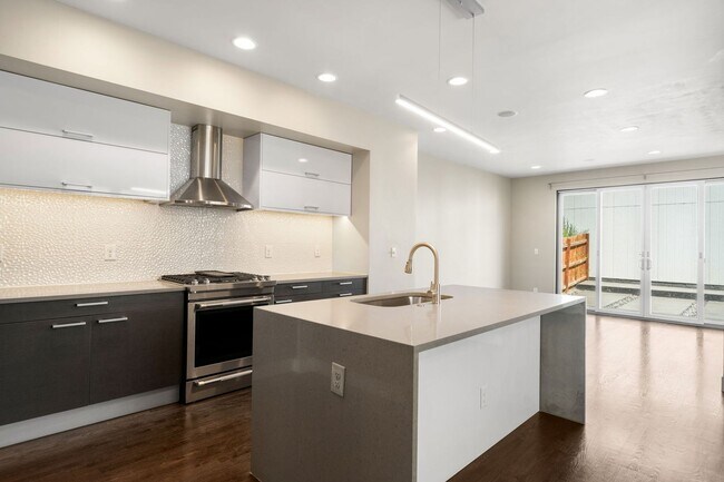 Building Photo - 3BD, 4BA Sunnyside Home With Office and Rooftop Deck