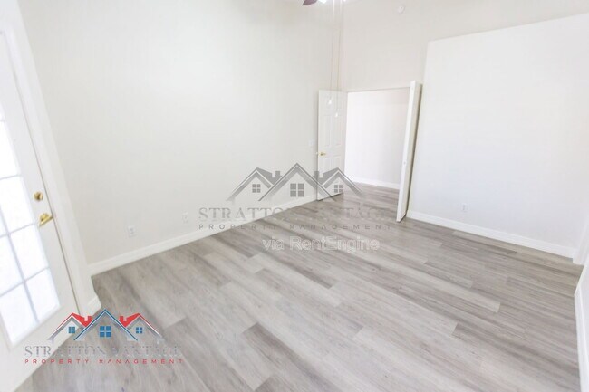 Building Photo - 812 E Chicago St