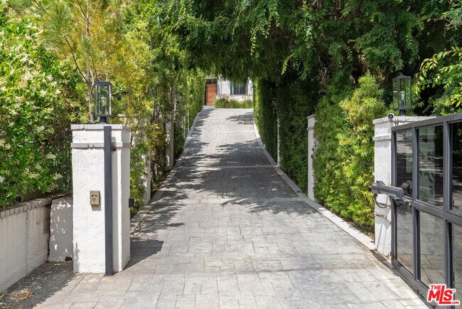 Building Photo - 1739 San Ysidro Dr
