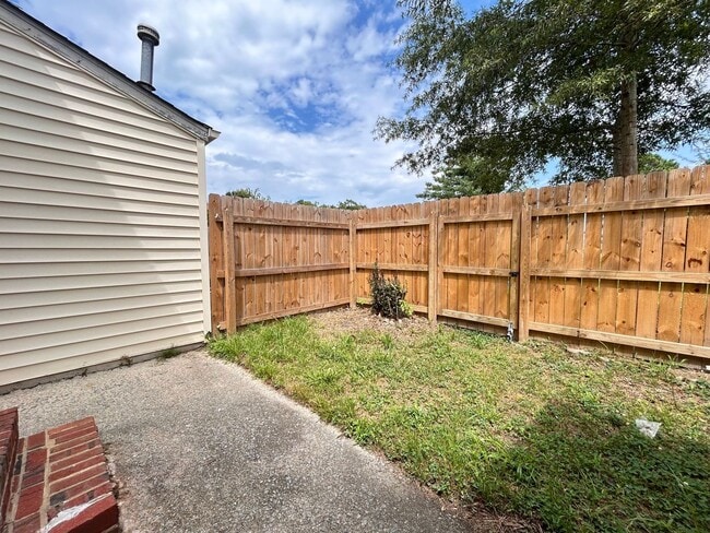 Building Photo - 3-Bedroom Townhome with Spacious Backyard ...