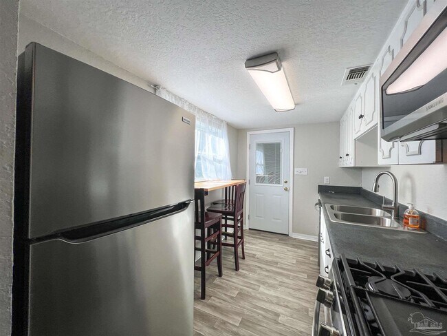 Building Photo - 2265 Klinger St