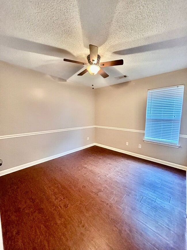 Building Photo - Beautiful 3 Bedroom, 2 Bath Home – Freshly Updated & Move-In Ready!