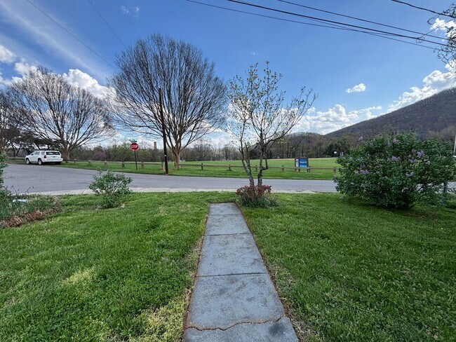 Building Photo - 950 Morgan Ave SE