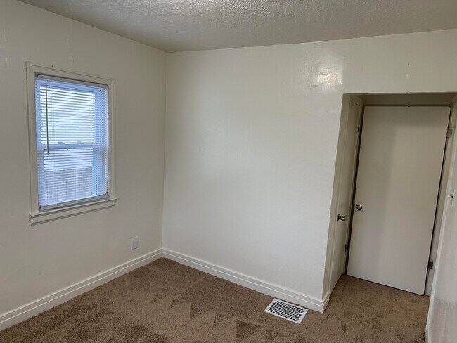 Building Photo - 511 Park View Ave