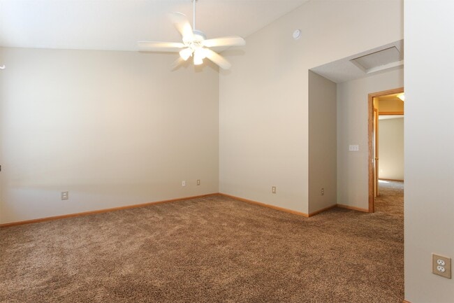 Building Photo - 8033 Stratford Cir S