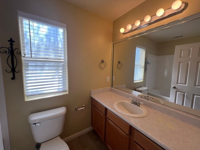 Building Photo - 3 bed, 3 bath Twin-home