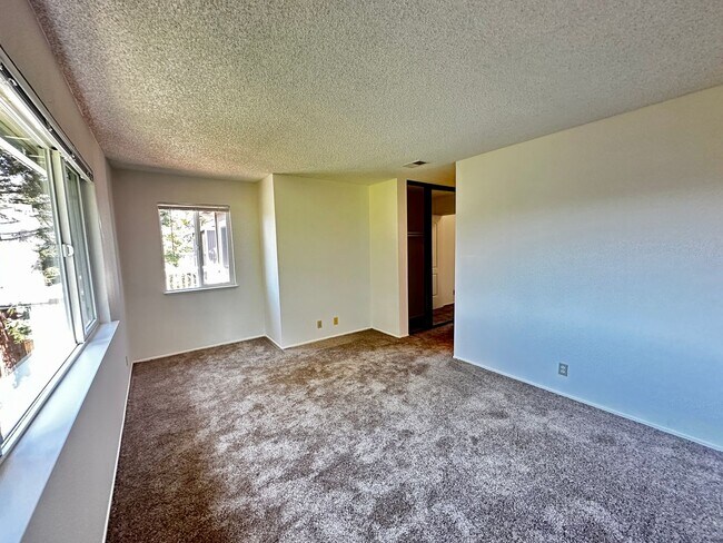 Building Photo - Bridgeview top floor condo with tree top w...