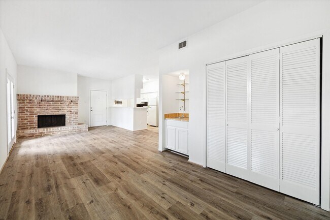 Building Photo - 2425 Augusta Dr