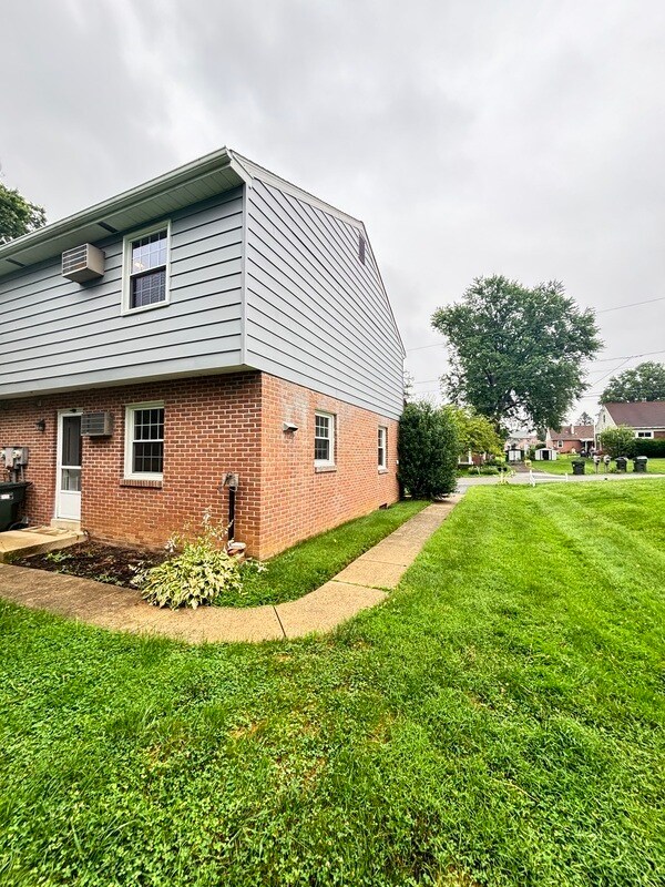 Building Photo - 136 Crestmont Ave