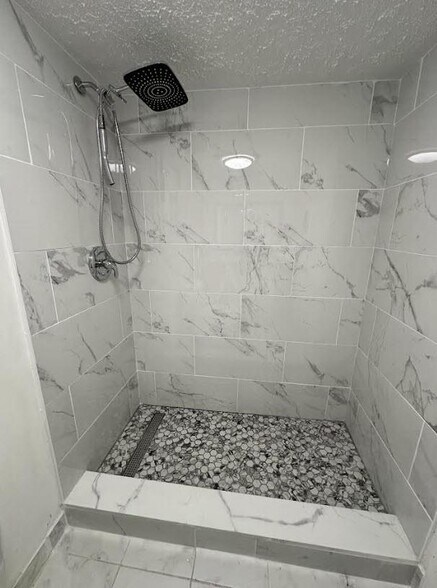 Building Photo - 404 NW 68th Ave
