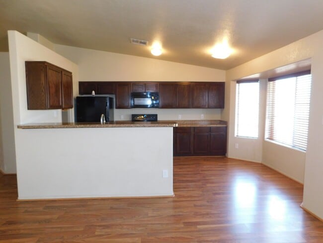 Building Photo - 4 BEDROOM HOME IN SAGUARO!