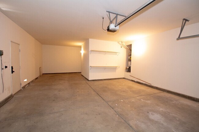Building Photo - 622 Apache St