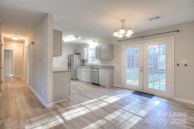 Building Photo - 1224 Sharon Dr