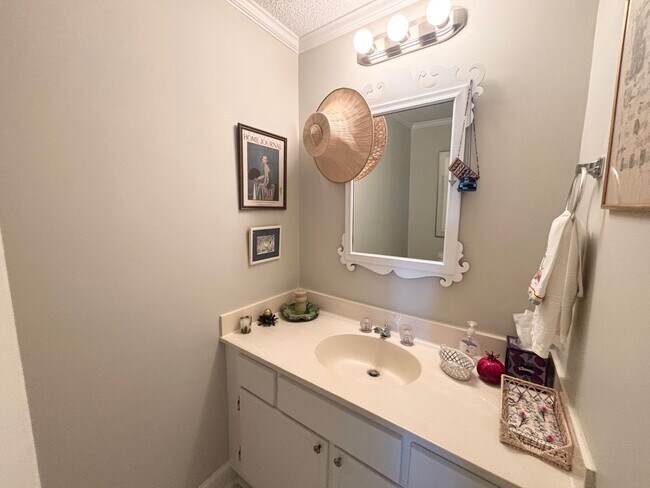 Building Photo - Luxury Living at its Finest!