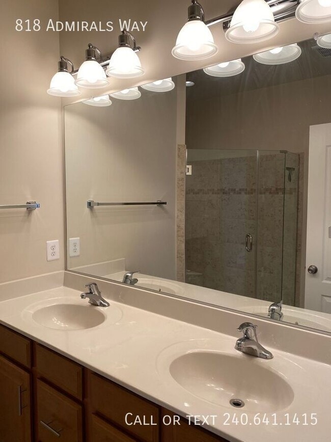 Building Photo - 818 Admirals Way