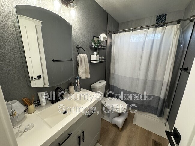 Building Photo - 824 S Logan Ave