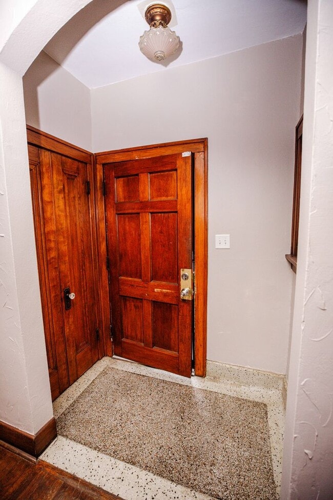 Building Photo - Three bedroom one bath home available for rent located in Library Disctrict West Toledo!