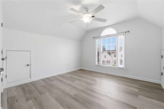 Building Photo - 1150 River Overlook Dr NW