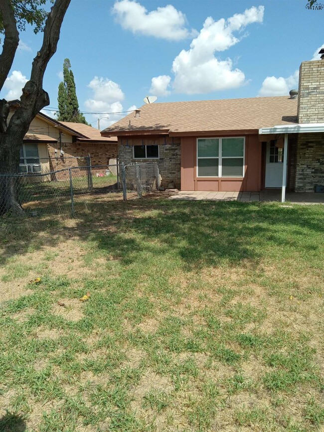 Building Photo - 2313 Randolph Dr