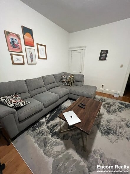 Building Photo - 105 Queensberry St