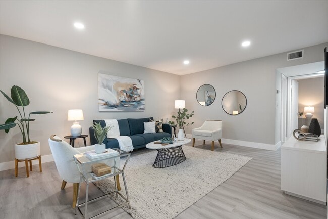 Living room - 1350-1400 NE 5th Ter