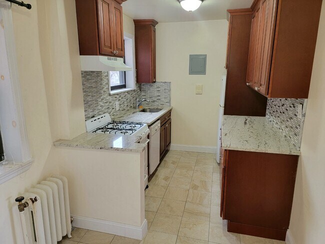 Primary Photo - 235 Larchmont Ave