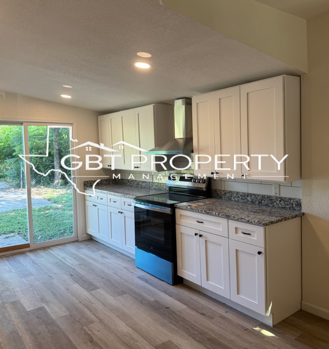 Building Photo - Beautifully Renovated 3 Bed, 2 Bath Home f...