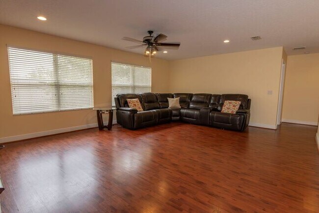 Building Photo - BEAUTIFUL 5 Bedroom/4 Bath Home Located in...