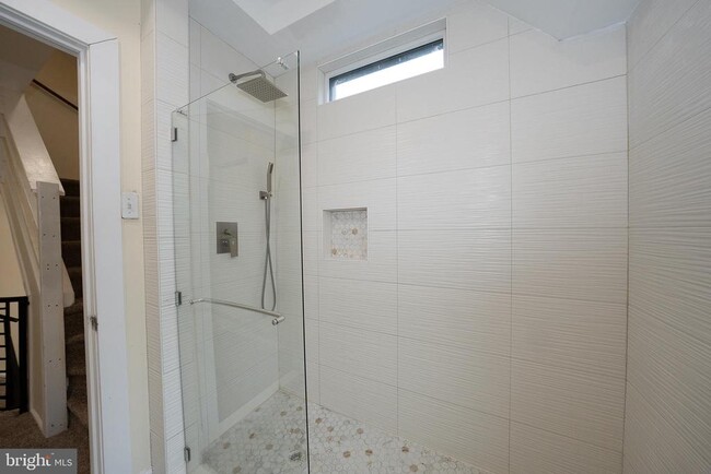 Building Photo - 622 Spring Ave