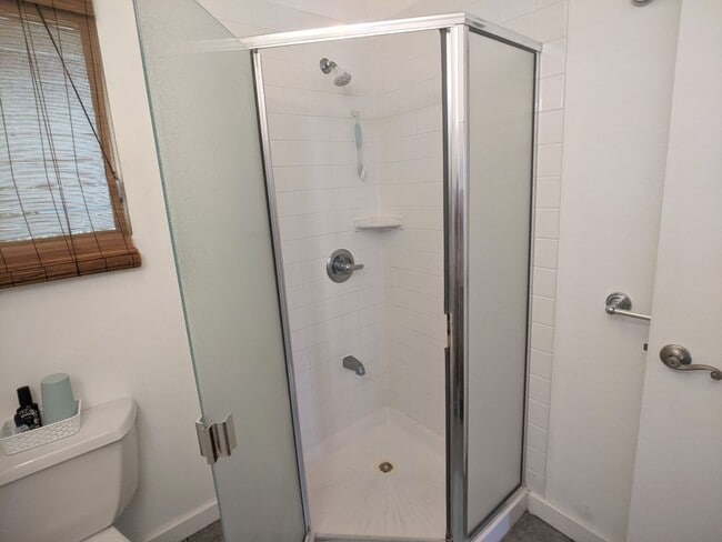 Building Photo - Fully Furnished Waialae Gardens 2 Bed/2 ba...
